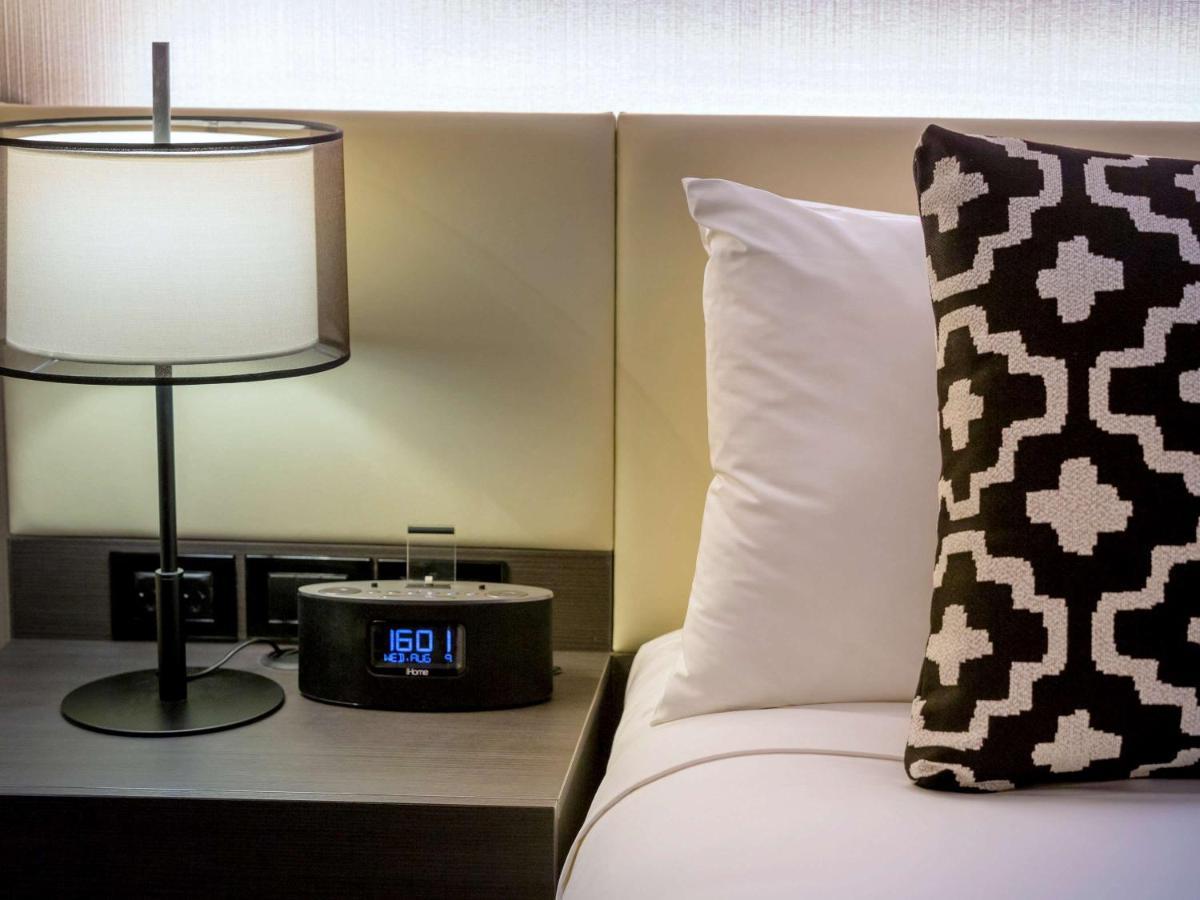 Pullman Melbourne City Centre Exterior foto A digital alarm clock